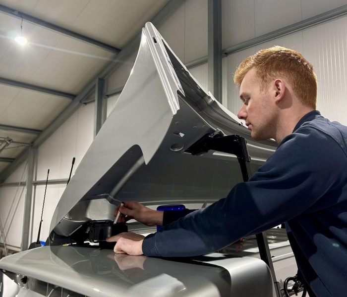 JS truckopbouw monteur aan het werk